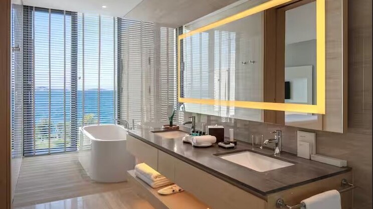 King Junior Suite with Balcony and Sea View 